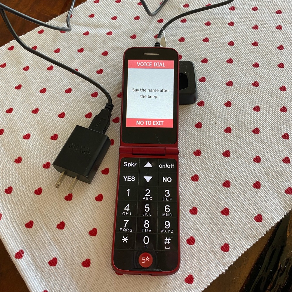 Jitterbug phone and charging station